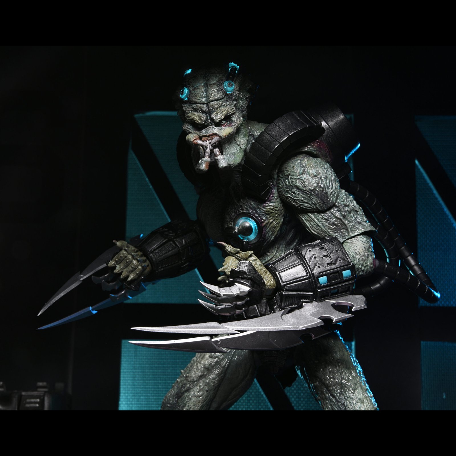 NECA Deluxe Stone Heart Predator Action Figure - Image 9