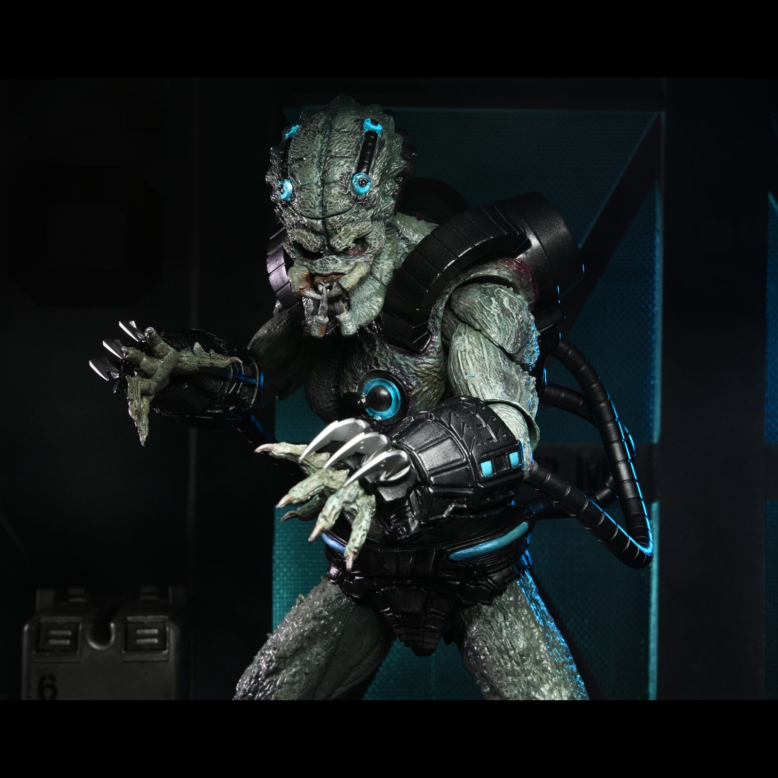 NECA Deluxe Stone Heart Predator Action Figure - Image 8